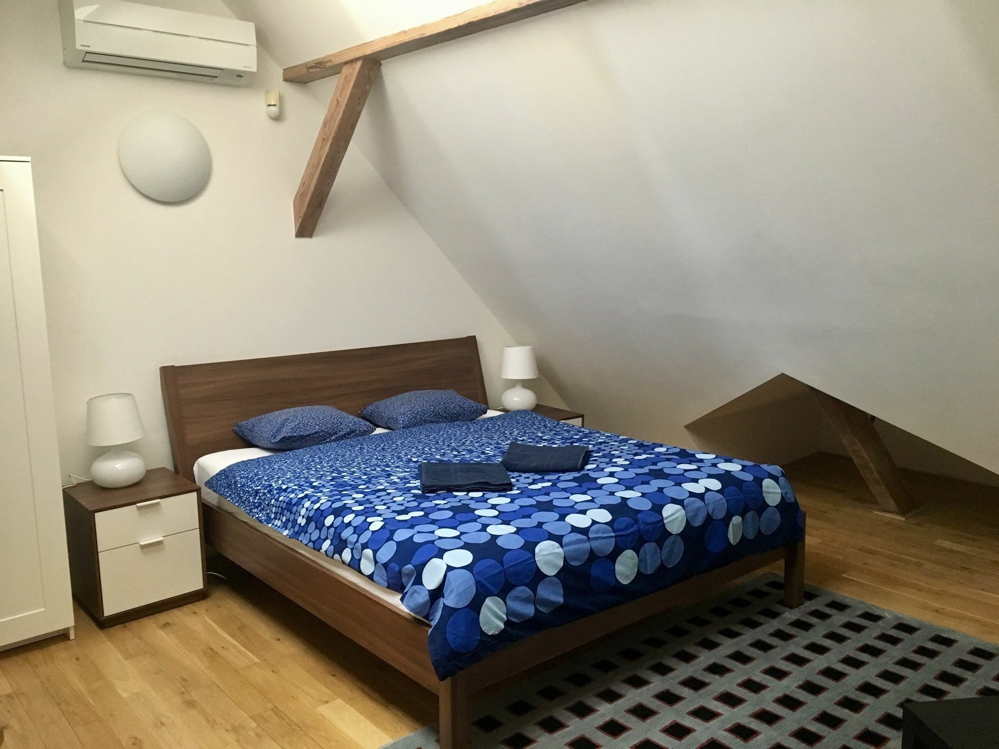 One Míru Hostel *
